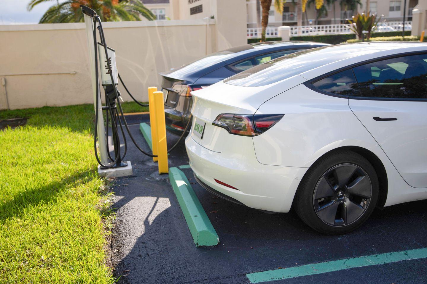 Electric vehicle charger charging cars