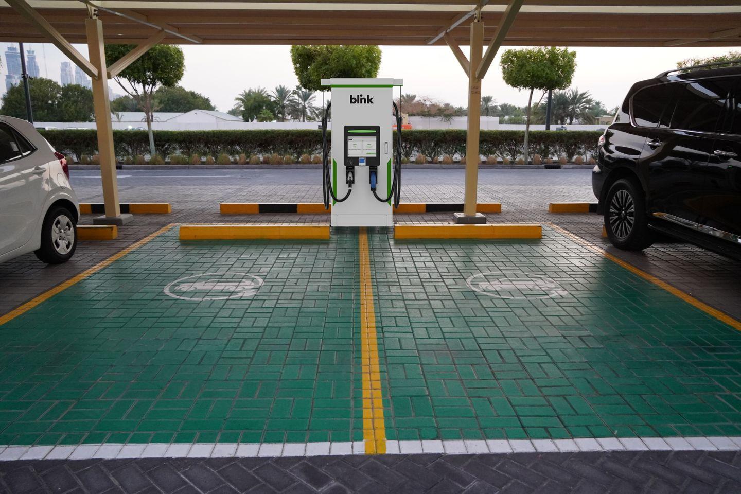 Parking Lot 60kW-360kW DC Fast EV Charging Station